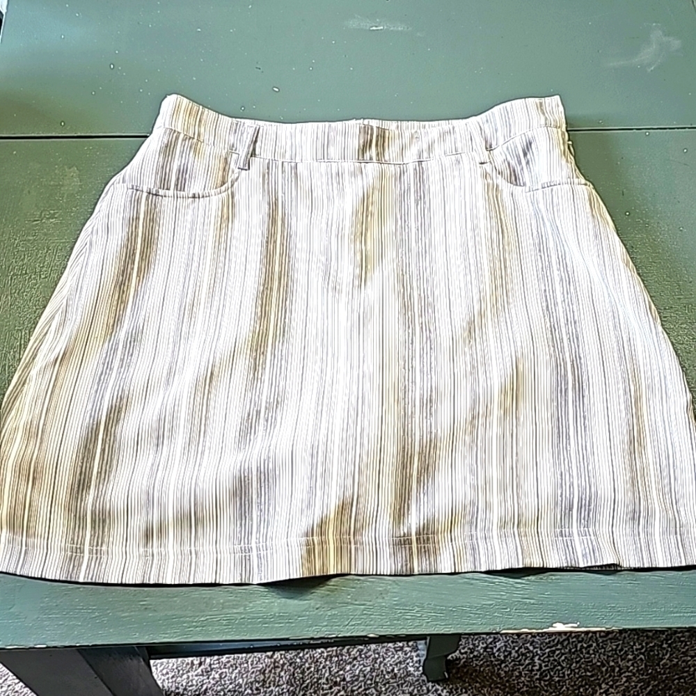 Vuarnet striped skort. Size 4. It has three pockets. Gray and white.‎